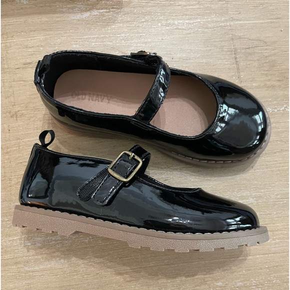 Girls size 10 Old Navy Mary Jane style Shoes in a shiny Black - Picture 2 of 3